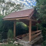 Couverture en tuiles d'un abri de jardin